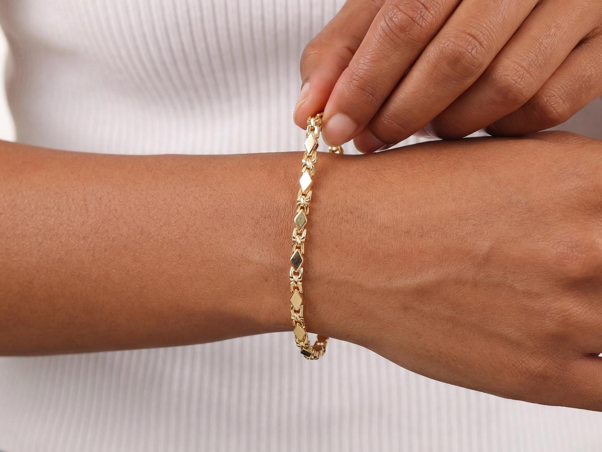 Diamond Shape Link Bracelet in Gold